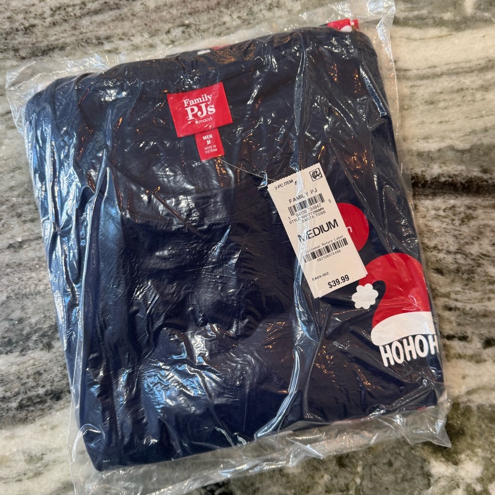 NWT Men’s Christmas Pj Set Size Medium